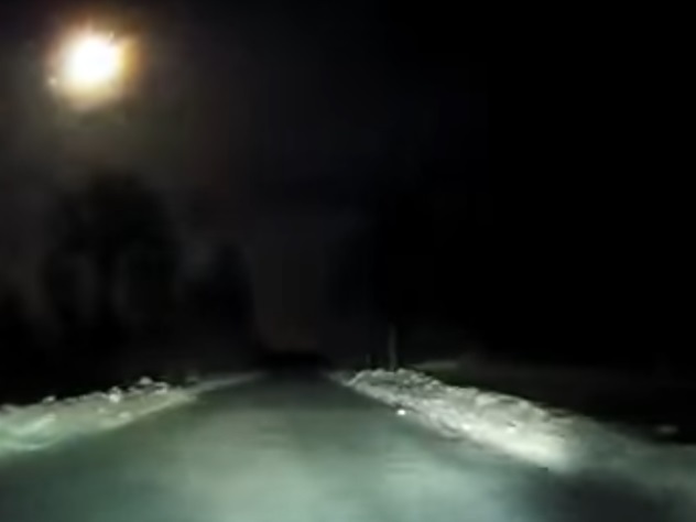 Полет метеора над Архангельском попал в объектив видеорегистратора