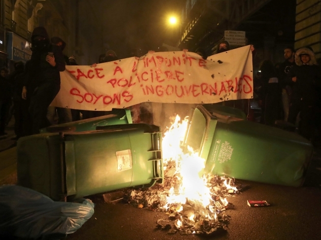 Полиция разогнала протестующих парижан