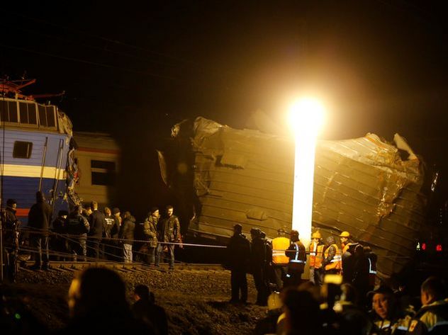 Пассажиры электрички сняли момент столкновения с поездом на видео