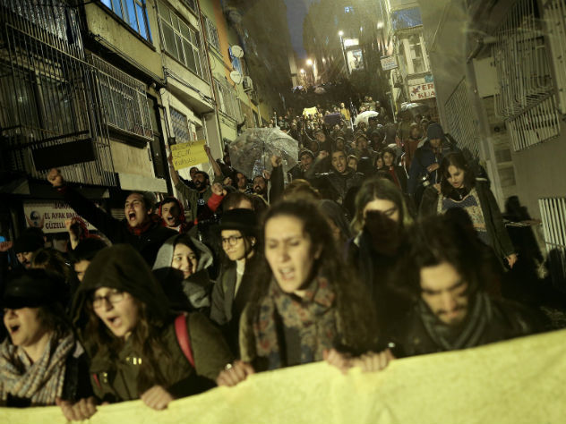 В Стамбуле протестуют тысячи недовольных референдумом