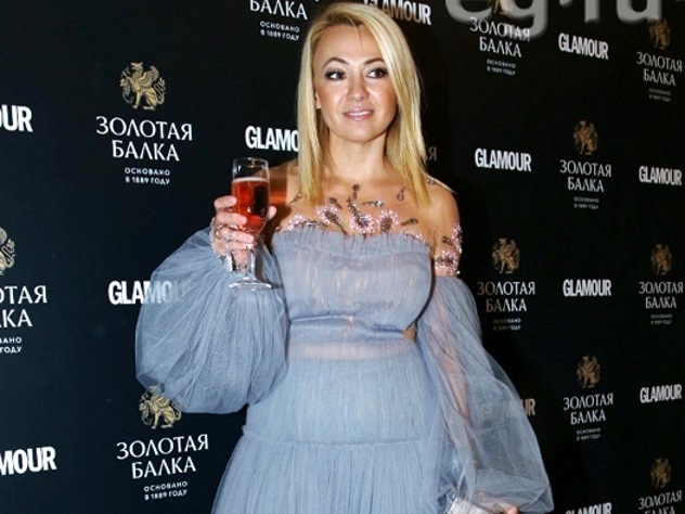 Пышная грудь Рудковской не захотела умещаться в платье