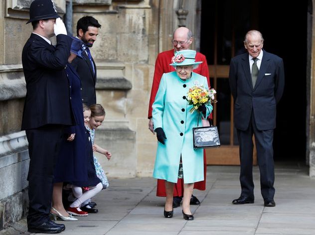 Королева Елизавета II не может найти помощницу для разнашивания обуви