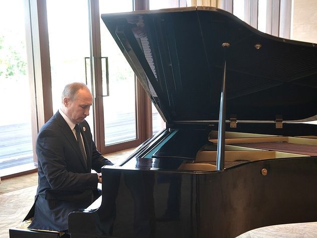 Путин восхитил китайцев игрой на рояле