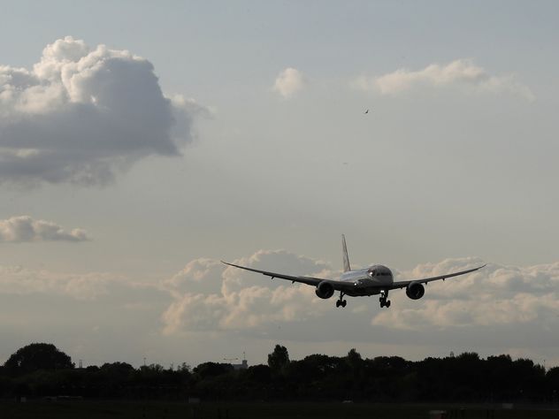 В аэропорту Запорожья самолет приземлился в жидкий бетон