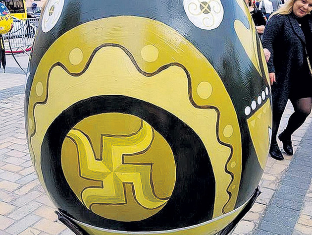 В Киеве установили яйцо со свастикой