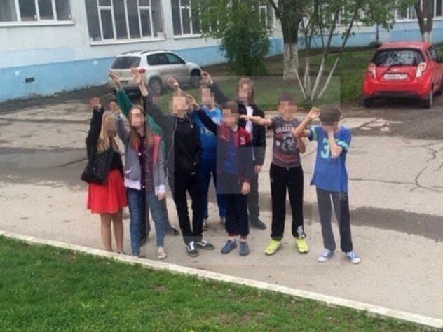 Подростки из Ростова «зиговали» солнцу