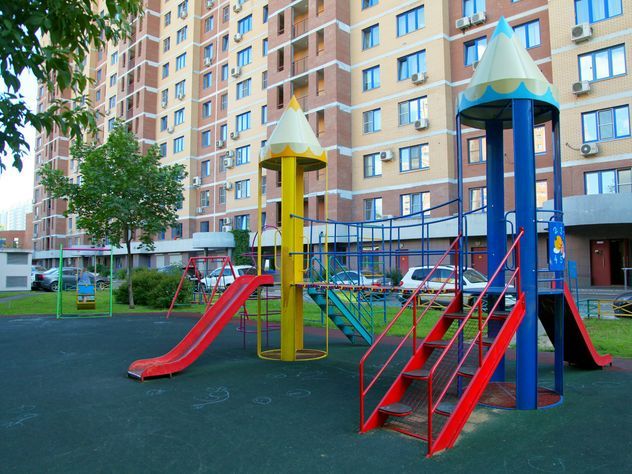 Бороться с малышами на детской площадке в Екатеринбурге позвали автоматчиков