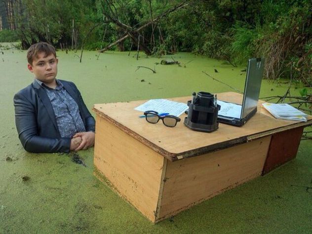 Фотосессия в грязном болоте сделала школьника из Челябинска знаменитостью