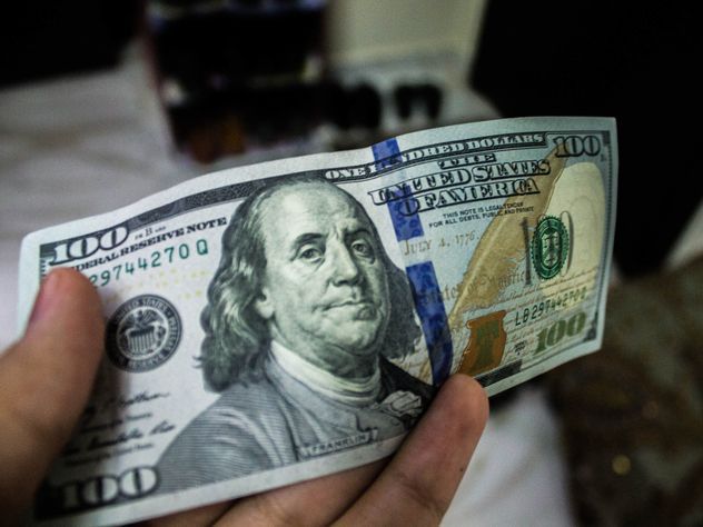 Эксперты: экономика РФ опустилась ниже дна, а доллар может перевалить за 70 руб