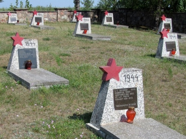 В Польше опять надругались над могилами советских солдат