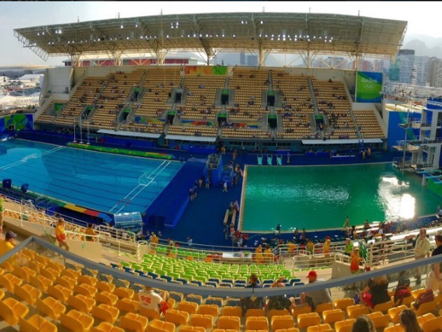 Олимпийский бассейн в Рио неожиданно позеленел