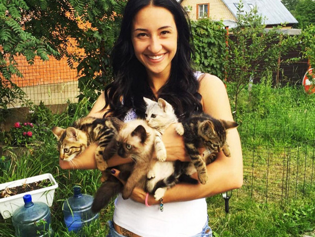 Саблистка Яна Егорян пристраивает кошек