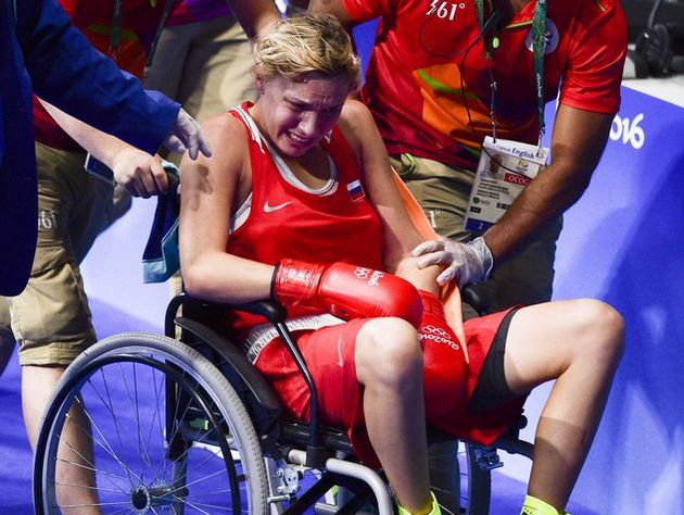 Бронзовую призерку Олимпиады по боксу Белякову увезли с ринга в инвалидной коляске