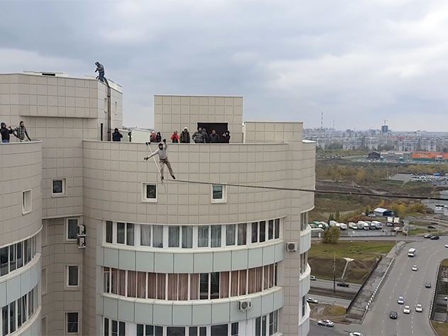 Шок: житель Барнаула прошел по натянутой между крышами двух 16-этажек стропе