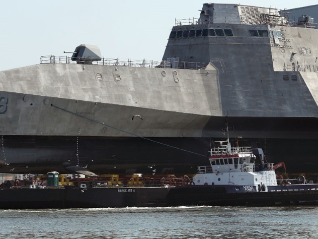 Военный корабль США дал течь при проходе через Панамский канал