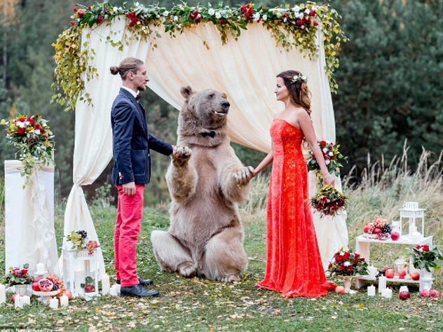 Свадьба по-русски: молодых поженил медведь