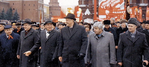 Беспринципные карьеристы РЫЖКОВ, ГОРБАЧЕВ, ЕЛЬЦИН, ПОПОВ и сопровождающие их лица изображают из себя пламенных коммунистов на ноябрьской демонстрации