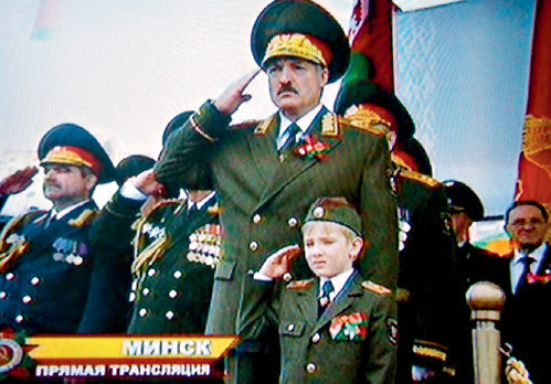 Без своего наследника белорусский президент - никуда: Коля сопровождает его на всех официальных мероприятих.