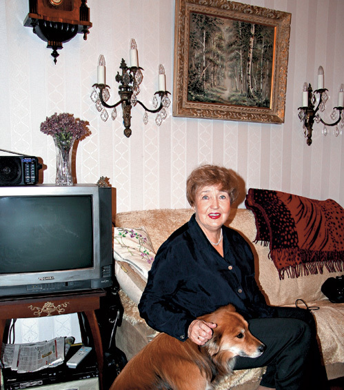 Светлана Алексеевна обожает своего пса Рыжика. И очень переживает за его судьбу: мол, собака молода, а её хозяева уже вступили в деликатный возраст