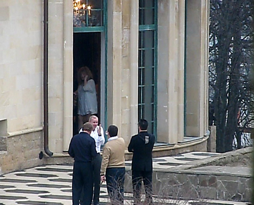 Алла ПУГАЧЕВА встречала гостей на пороге замка в кокетливом коротком платьице.