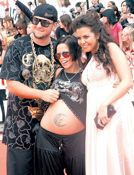ПОТАП демонстрирует татуировку на пузике своей беременной жены Ирины ГОРОВОЙ. Настя, находящаяся в поиске «принца», о детях только мечтает