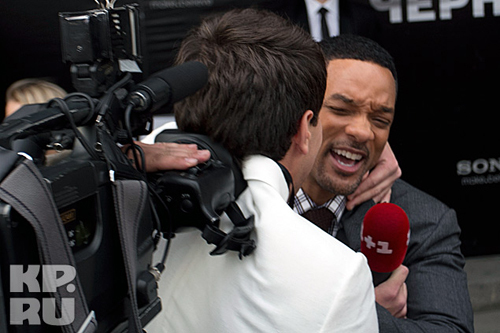 ...когда украинский телеведущий принялся целовать голливудскую звезду. Фото: KP.RU