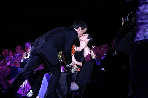 Во время концерта Методие БУЖОР крепко поцеловал Елену ВАЕНГУ в губы (фото KP.КU)