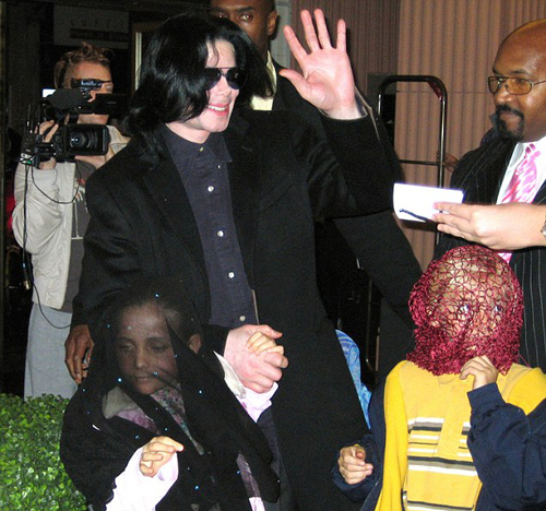 Появляясь на публике, Майкл неизменно прикрывал лица своих детей.