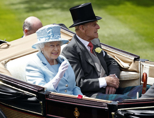 В отличие от других гостей Скачек, королева Елизавета ограничилась традиционной шляпкой