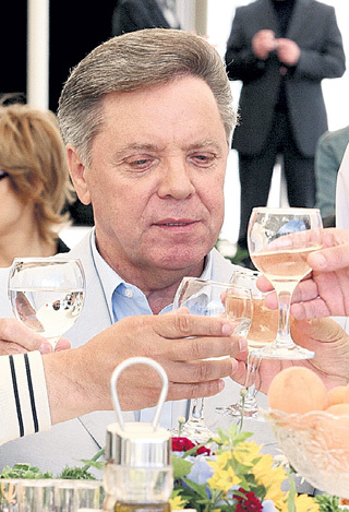 Сейчас Борис ГРОМОВ работает сенатором и обладает неприкосновенностью. Фото: PhotoXPress)