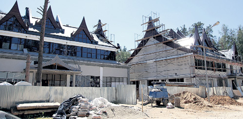 ЛЕПС строит два идентичных здания: слева - продюсерский центр, справа - жильё