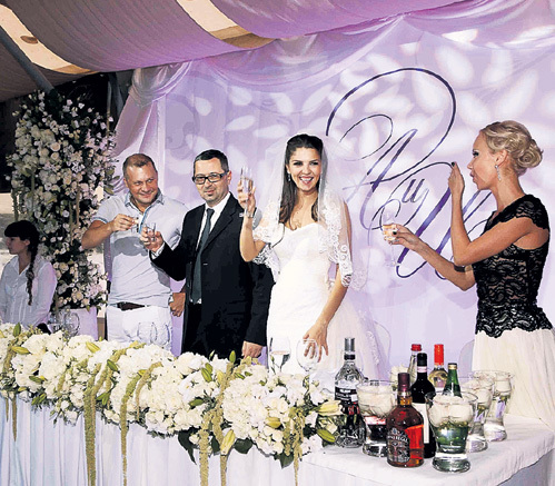 На торжестве невеста пила традиционное шампанское, а жених предпочитал водочку