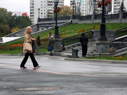 …и на самостоятельной прогулке по Екатеринбургу не расставалась с сигаретой