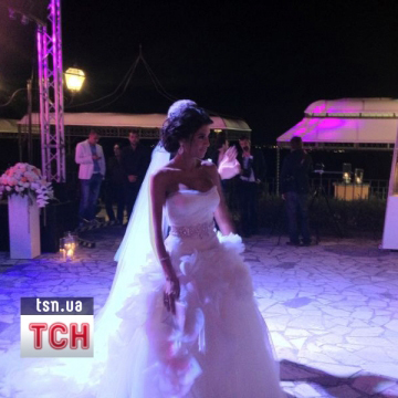 Для свадьбы невеста выбрала красивое белое платье (фото телеканала ТСН).