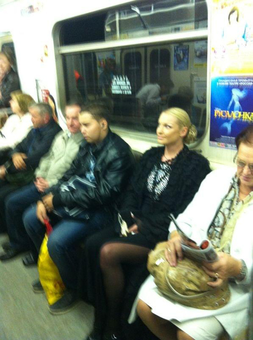 Анастасия ВОЛОЧКОВА проехалась в московском метро впервые за 12 лет (фото из Твиттера балерины).