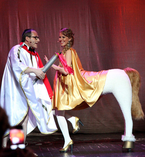 Однажды Ксения даже воплотила на сцене образ лошади - во время вручения премии =Серебряная калоша=-2012 (фото Бориса КУДРЯВОВА)
