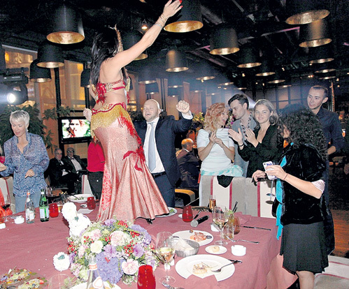 Сюрпризом для ДЭНС стали танцы на столах в её честь. Но сама она к пляскам присоединиться не рискнула