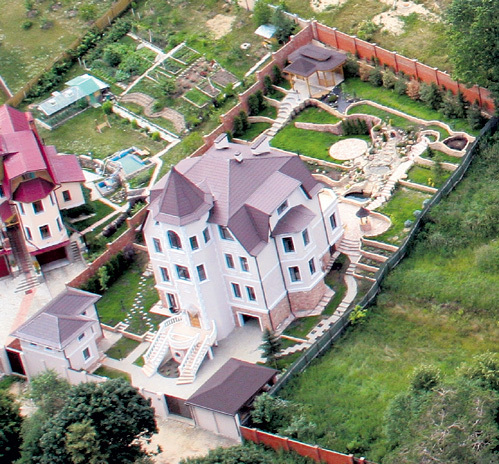 Лариса ДОЛИНА в подмосковной деревне Грязь построила для своих «девочек» настоящий диснеевский замок