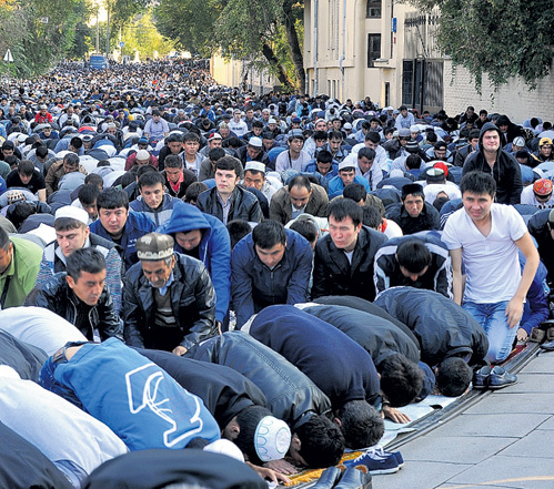 Жителям Москвы и Питера доступ на улицы, прилегающие к мечетям, в дни исламских праздников оказывается перекрыт. Фото Марины ВОЛОСЕВИЧ/«Комсомольская правда»