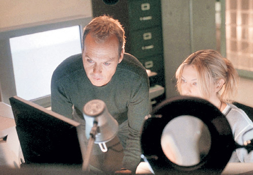 В триллере «Белый шум» (2005 г.) герои угадывали силуэты близких в картинках на экране телевизора