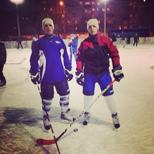 Братья Комбаровы решили поиграть в хоккей  