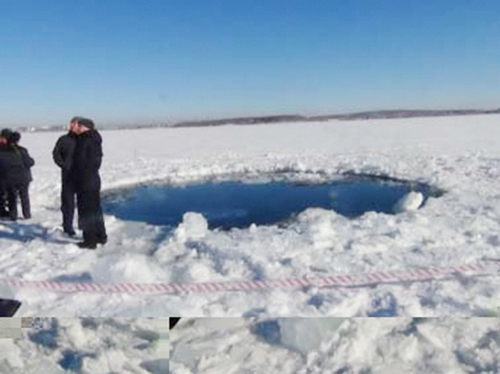 Место падения осколков метеорита в озере Чебаркуль (фото РИА Новости)