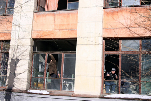 В городе убирают выбитые стекла и вставляют новые (фото РИА Новости)