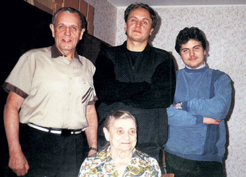 Папа актёра Алексей Сергеевич (слева) переживает, что Андрей (в центре) не общается со своим сводным братом Денисом (на фото с бабушкой)