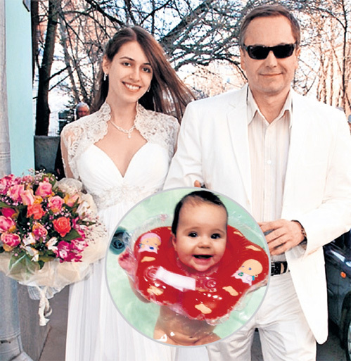 В 2010 году актёр женился на модели Ольге, вскоре после свадьбы у пары родилась дочь София