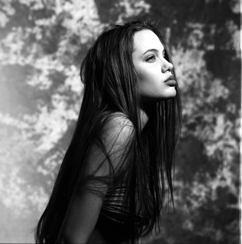Angelina Jolie, lipsită de inhibiții la numai 16 ani