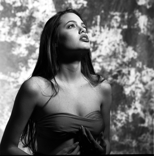 Angelina Jolie, lipsită de inhibiții la numai 16 ani