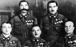 ПЕРВЫЕ СОВЕТСКИЕ МАРШАЛЫ: Семён Буденный, Василий Блюхер, Михаил Тухачевский, Климент Ворошилов и Александр Егоров. После казни Тухачевского были объявлены врагами народа и репрессированы Блюхер с Егоровым. Буденный и Ворошилов пришлись Сталину по душе