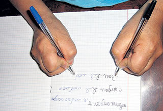 Художница может писать одновременно двумя руками в разном направлении и зеркальном отображении