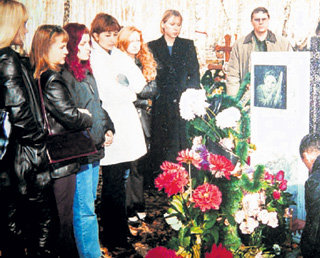 Самые лучшие друзья каждый год собираются на могиле Оксаны, чтобы почтить её память